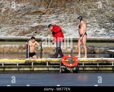 Hampstead. 28 Feb, 2018. Meteo REGNO UNITO: Pic mostra: Early Morning Hampstead uomini stagno un uomo pale da neve al molo mentre altri più strenua tutore per se stessi per un inizio per un tuffo a temperature sono state -5 e temperatura acqua -3 dove non vi era nessun ghiaccio. Neve e temperature di congelamento nel nord di Londra oggi dog walkers foto da Gavin Rodgers/ Pixel8000 Credit: Gavin Rodgers/Alamy Live News Foto Stock