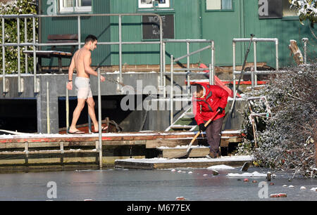 Hampstead. 28 Feb, 2018. Meteo REGNO UNITO: Pic mostra: Early Morning Hampstead uomini stagno un uomo pale da neve al molo mentre altri più strenua tutore per se stessi per un inizio per un tuffo a temperature sono state -5 e temperatura acqua -3 dove non vi era nessun ghiaccio. Neve e temperature di congelamento nel nord di Londra oggi dog walkers foto da Gavin Rodgers/ Pixel8000 Credit: Gavin Rodgers/Alamy Live News Foto Stock