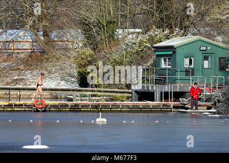 Hampstead. 28 Feb, 2018. Meteo REGNO UNITO: Pic mostra: Early Morning Hampstead uomini stagno un uomo pale da neve al molo mentre altri più strenua tutore per se stessi per un inizio per un tuffo a temperature sono state -5 e temperatura acqua -3 dove non vi era nessun ghiaccio. Neve e temperature di congelamento nel nord di Londra oggi dog walkers foto da Gavin Rodgers/ Pixel8000 Credit: Gavin Rodgers/Alamy Live News Foto Stock