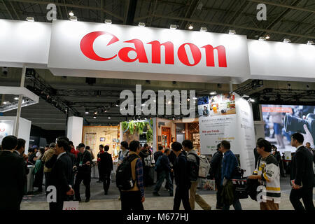 Yokohama, Giappone. 1 Mar, 2018. I visitatori si radunano presso il CP Camera & Photo Imaging Show 2018 Il 1 marzo 2018 a Yokohama, Giappone. CP è più grande del Giappone e della fotocamera photo imaging mostra. Quest'anno, 1,123 Stand espositori e circa 70.000 visitatori sono attesi durante i quattro giorni di fiera che si tiene presso il Pacifico Yokohama e OSANBASHI Hall fino al 4 marzo. Credito: Rodrigo Reyes Marin/AFLO/Alamy Live News Foto Stock