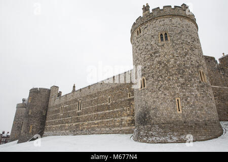 Windsor, Regno Unito. 1 Marzo, 2018. Regno Unito: Meteo Neve si trova sul terreno intorno al Castello di Windsor. I residenti locali si svegliò per un pernottamento nevicata in Windsor, Berkshire, e hanno avvertito di aspettarsi di più neve da mezzogiorno. Credito: Mark Kerrison/Alamy Live News Foto Stock