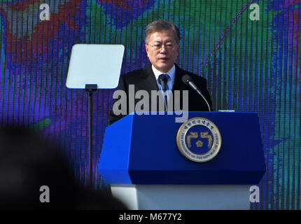 Seoul, Corea del Sud. 1 Mar, 2018. Luna Jae-in, Kim Jung-sook, 1 marzo 2018, Seoul, Corea del Sud : il Presidente sud coreano Moon Jae-in offre un discorso durante la cerimonia di premiazione del 99th anniversario del marzo del primo movimento di indipendenza contro sotto regola giapponese al carcere di Seodaemun Storia Hall di Seoul, Corea del Sud, il 1 marzo 2018. Credito: Aflo Co. Ltd./Alamy Live News Foto Stock