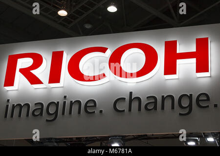 Yokohama, Giappone. 1 Mar, 2018. Un logo Ricoh sul display al CP Camera & Photo Imaging Show 2018 Il 1 marzo 2018 a Yokohama, Giappone. CP è più grande del Giappone e della fotocamera photo imaging mostra. Quest'anno, 1,123 Stand espositori e circa 70.000 visitatori sono attesi durante i quattro giorni di fiera che si tiene presso il Pacifico Yokohama e OSANBASHI Hall fino al 4 marzo. Credito: Rodrigo Reyes Marin/AFLO/Alamy Live News Foto Stock