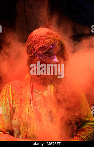 Kolkata, India. 1 Mar, 2018. Una donna partecipa alla celebrazione di Holi, il Festival dei colori, in Kolkata, India, il 1 marzo 2018. Credito: Tumpa Mondal/Xinhua/Alamy Live News Foto Stock