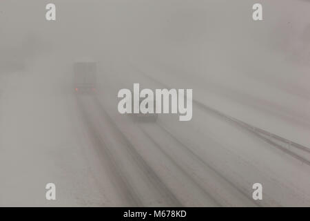 M9, area Larbert, Scozia centrale. 1 marzo 2018. La visibilità è ridotta significativamente in un altro tempesta di neve passa attraverso. Bestia da est. Credito: Thomas Gorman/Alamy Live News Foto Stock