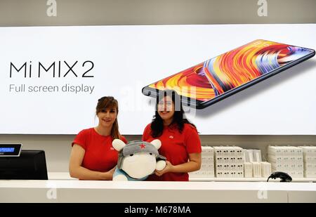 (180301) -- PECHINO, 1 marzo 2018 (Xinhua) -- i membri dello staff presente una bambola Xiaomi presso un negozio Xiaomi a Madrid, capitale della Spagna, su nov. 11, 2017. Della Cina di politiche annuali sessioni del Congresso nazionale del popolo (ANP) e del Comitato Nazionale della la Conferenza consultiva politica del popolo cinese (Cpcpc) sono programmati per convocare in marzo, 2018. Durante le due sessioni, agende di sviluppo verrà esaminata e discussa, e politiche chiave sarà adottato. Anno 2018 segna il primo anno di attuare appieno lo spirito del XIX Congresso nazionale del Partito comunista cinese, che Foto Stock