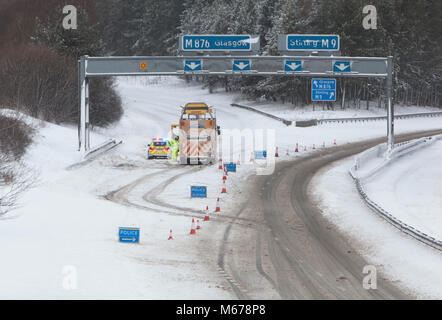 M9 @ M876 junction, Larbert, Scozia centrale. 1 marzo 2018, la polizia a chiuso raccordo autostradale e avente per impedire agli automobilisti di prendere la strada di slittamento sulla M876. Bestia da est. Credito: Thomas Gorman/Alamy Live News Foto Stock