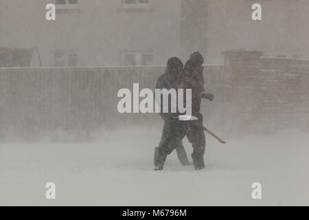 Larbert area, Scozia centrale. 1 marzo 2018. Testa di pedoni home dopo aver fallito per liberare la loro auto da neve. Bestia da est. Credito: Thomas Gorman/Alamy Live News Foto Stock