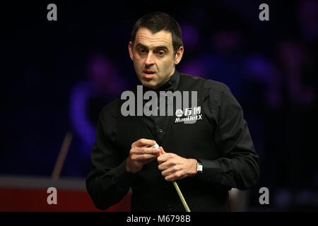 Cardiff, Regno Unito. 28 Feb, 2018. Ronnie O'Sullivan di Inghilterra durante la sua seconda partita contro Graeme Dott della Scozia. ManBetX Welsh open Snooker Championship 2018, giorno 3 presso il Motorpoint Arena a Cardiff, nel Galles del Sud, Regno Unito mercoledì 28 febbraio 2018. pic da Andrew Orchard/Alamy Live News Foto Stock