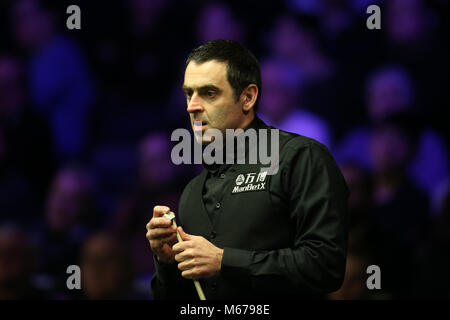 Cardiff, Regno Unito. 28 Feb, 2018. Ronnie O'Sullivan di Inghilterra durante la sua seconda partita contro Graeme Dott della Scozia. ManBetX Welsh open Snooker Championship 2018, giorno 3 presso il Motorpoint Arena a Cardiff, nel Galles del Sud, Regno Unito mercoledì 28 febbraio 2018. pic da Andrew Orchard/Alamy Live News Foto Stock