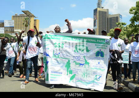 Nairobi, Nairobi, Kenia. 1 Mar, 2018. I dimostranti sono visibili lungo la strada del Parlamento a Nairobi nel corso di una manifestazione contro la costruzione della seconda fase della ferrovia attraverso il Parco Nazionale di Nairobi. Conservazionista sono contro la costruzione citando il negativo impatto che esso avrà sul parco. Credito: DSC 1635.jpg/SOPA Immagini/ZUMA filo/Alamy Live News Foto Stock