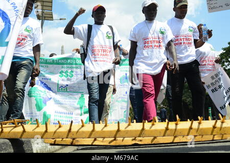 Nairobi, Nairobi, Kenia. 1 Mar, 2018. I dimostranti sono visibili lungo la strada del Parlamento a Nairobi nel corso di una manifestazione contro la costruzione della seconda fase della ferrovia attraverso il Parco Nazionale di Nairobi. Conservazionista sono contro la costruzione citando il negativo impatto che esso avrà sul parco. Credito: DSC 1678.jpg/SOPA Immagini/ZUMA filo/Alamy Live News Foto Stock