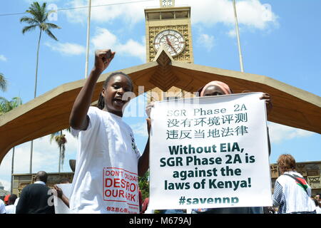 Nairobi, Nairobi, Kenia. 1 Mar, 2018. I dimostranti sono visibili esternamente agli edifici del Parlamento a Nairobi nel corso di una manifestazione contro la costruzione della seconda fase della ferrovia attraverso il Parco Nazionale di Nairobi. Conservazionista sono contro la costruzione citando il negativo impatto che esso avrà sul parco. Credito: DSC 1658.jpg/SOPA Immagini/ZUMA filo/Alamy Live News Foto Stock