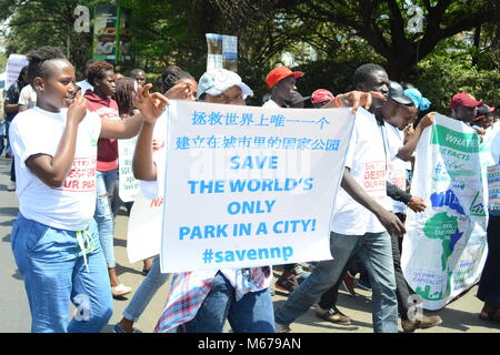 Nairobi, Nairobi, Kenia. 1 Mar, 2018. I manifestanti hanno percorso le strade di Nairobi per manifestare contro la costruzione della seconda fase della ferrovia attraverso il Parco Nazionale di Nairobi. Conservazionista sono contro la costruzione citando il negativo impatto che esso avrà sul parco. Credito: DSC 1581.jpg/SOPA Immagini/ZUMA filo/Alamy Live News Foto Stock