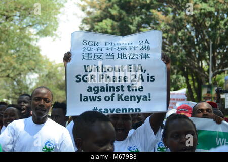 Nairobi, Nairobi, Kenia. 1 Mar, 2018. I manifestanti hanno percorso le strade di Nairobi per manifestare contro la costruzione della seconda fase della ferrovia attraverso il Parco Nazionale di Nairobi. Conservazionista sono contro la costruzione citando il negativo impatto che esso avrà sul parco. Credito: DSC 1567.jpg/SOPA Immagini/ZUMA filo/Alamy Live News Foto Stock