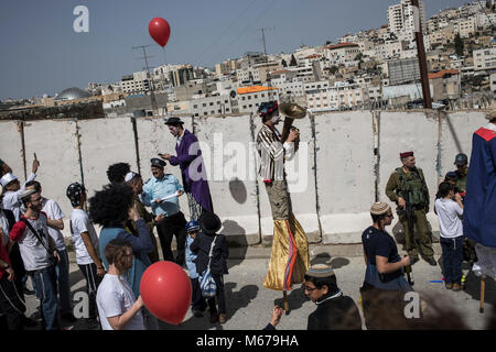 Dpatop - Costume i coloni israeliani prendere parte alla parata segna la festa ebraica di Purim in divisa in Cisgiordania città di Hebron, 01 marzo 2018. La carnevalesca Purim holiday è celebrata con sfilate in costume e parti per commemorare la liberazione del popolo ebraico dalla un complotto per sterminarli nell'antico impero persiano 2.500 anni fa, come registrato nel libro biblico di Ester. Foto: Ilia Yefimovich/dpa Foto Stock