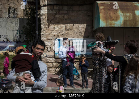 In costume di coloni israeliani prendere parte alla parata segna la festa ebraica di Purim in divisa in Cisgiordania città di Hebron, 01 marzo 2018. La carnevalesca Purim holiday è celebrata con sfilate in costume e parti per commemorare la liberazione del popolo ebraico dalla un complotto per sterminarli nell'antico impero persiano 2.500 anni fa, come registrato nel libro biblico di Ester. Foto: Ilia Yefimovich/dpa Foto Stock