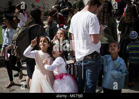 Dpatop - Costume i coloni israeliani prendere parte alla parata segna la festa ebraica di Purim in divisa in Cisgiordania città di Hebron, 01 marzo 2018. La carnevalesca Purim holiday è celebrata con sfilate in costume e parti per commemorare la liberazione del popolo ebraico dalla un complotto per sterminarli nell'antico impero persiano 2.500 anni fa, come registrato nel libro biblico di Ester. Foto: Ilia Yefimovich/dpa Foto Stock