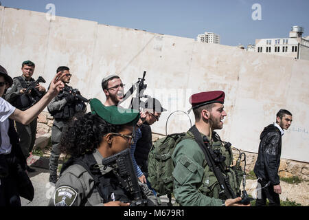 In costume di coloni israeliani prendere parte alla parata segna la festa ebraica di Purim in divisa in Cisgiordania città di Hebron, 01 marzo 2018. La carnevalesca Purim holiday è celebrata con sfilate in costume e parti per commemorare la liberazione del popolo ebraico dalla un complotto per sterminarli nell'antico impero persiano 2.500 anni fa, come registrato nel libro biblico di Ester. Foto: Ilia Yefimovich/dpa Foto Stock