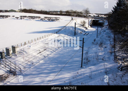 Bathgate, West Lothian, Regno Unito.1 marzo 2018. L'Edimburgo a Glasgow la linea ferroviaria è coperto di neve come i servizi vengono annullati a causa di condizioni meteorologiche estreme dopo il 'red' avviso a causa del "Bestia da est'. Foto Stock