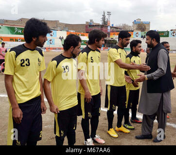 Home Balochistan Ministro, Sarfraz Bugti scuote la mano con i giocatori di calcio durante la cerimonia di inaugurazione di Il pakistan Petroleum Limited (PPL) calcio Balochistan Cup 2018, a Quetta mercoledì 28 febbraio, 2018. Foto Stock