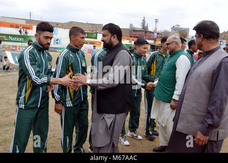 Home Balochistan Ministro, Sarfraz Bugti scuote la mano con i giocatori di calcio durante la cerimonia di inaugurazione di Il pakistan Petroleum Limited (PPL) calcio Balochistan Cup 2018, a Quetta mercoledì 28 febbraio, 2018. Foto Stock