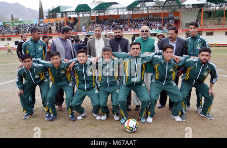 Home Balochistan Ministro, Sarfraz Bugti insieme con gli altri in foto di gruppo con i giocatori di calcio durante la cerimonia di inaugurazione di Il pakistan Petroleum Limited (PPL) calcio Balochistan Cup 2018, a Quetta mercoledì 28 febbraio, 2018. Foto Stock