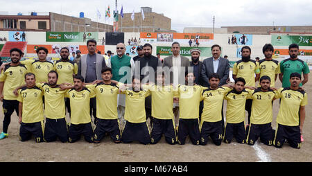 Home Balochistan Ministro, Sarfraz Bugti insieme con gli altri in foto di gruppo con i giocatori di calcio durante la cerimonia di inaugurazione di Il pakistan Petroleum Limited (PPL) calcio Balochistan Cup 2018, a Quetta mercoledì 28 febbraio, 2018. Foto Stock