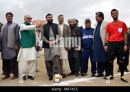 Home Balochistan Ministro, Sarfraz Bugti calci la palla durante la cerimonia di inaugurazione di Il pakistan Petroleum Limited (PPL) calcio Balochistan Cup 2018, a Sadiq Shaheed Football Stadium di Quetta mercoledì 28 febbraio, 2018. Foto Stock