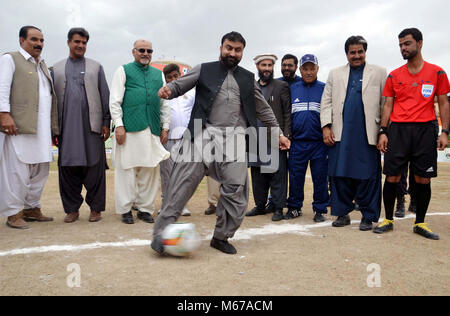 Home Balochistan Ministro, Sarfraz Bugti calci la palla durante la cerimonia di inaugurazione di Il pakistan Petroleum Limited (PPL) calcio Balochistan Cup 2018, a Sadiq Shaheed Football Stadium di Quetta mercoledì 28 febbraio, 2018. Foto Stock