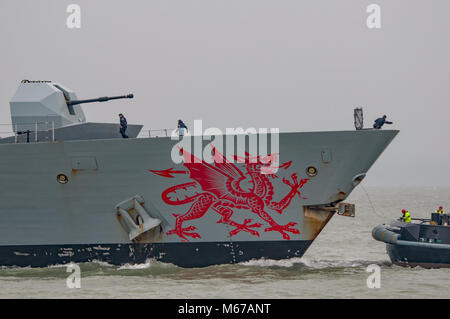 Portsmouth, Regno Unito. 1 Marzo, 2018. La Royal Navy Destroyer HMS Dragon è assistita dal rimorchiatore equipaggi dalla Serco in una operazione di routine per venire a fianco in condizioni climatiche rigide. Credito: Neil Watkin / Alamy Live News Foto Stock