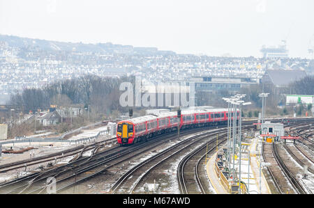 Brighton, Regno Unito. 1 marzo 2018. Regno Unito Meteo: un treno Gatwick Express si avvicina a Brighton lungo la neve laden tracce come "La Bestia da est' Arctic Blast e tempesta Emma sparsi per il paese Credito: Simon Dack/Alamy Live News Foto Stock