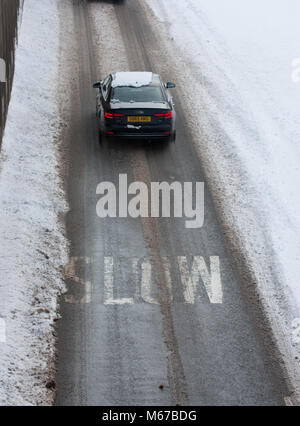 Stirling, Stirlingshire, 1 marzo 2018, UK meteo: auto su parzialmente cancellato le strade durante la tempesta di neve bestia da est Credito: Daman Bush/Alamy Live News Foto Stock