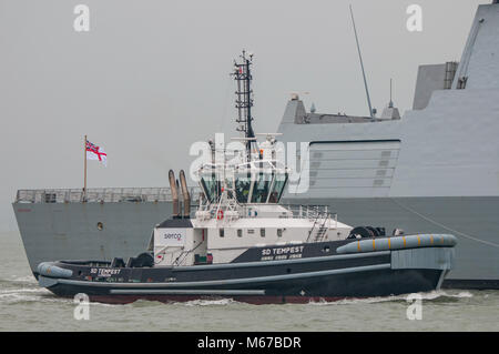 Portsmouth, Regno Unito. 1 Marzo, 2018. La Royal Navy Destroyer HMS Dragon è assistita dal rimorchiatore equipaggi dalla Serco in una operazione di routine per venire a fianco in condizioni climatiche rigide. Credito: Neil Watkin / Alamy Live News Foto Stock