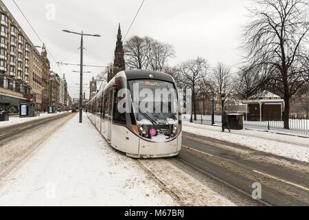 Edimburgo, Scozia, Regno Unito. 1 Marzo, 2018. La Bestia da est, Storm Emma hit Edinburgh durante la notte e ha lasciato i collegamenti di trasporto decimata e molti dei negozi sulla famosa Princes Street chiuso per il giorno. Nella foto: il primo tram della giornata è stato in grado di correre lungo Princes Street a 11:15 Credito: ricca di Dyson/Alamy Live News Foto Stock