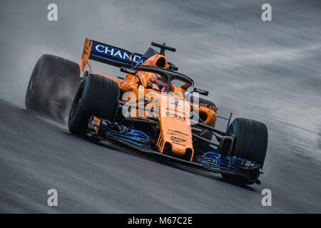 Barcellona, Spagna. 01 Mar, 2018. STOFFEL VANDOORNE (BEL) unità nella sua McLaren MCL33 durante il giorno quattro di un test di Formula Uno al Circuit de Catalunya Credito: Matthias Oesterle/Alamy Live News Foto Stock