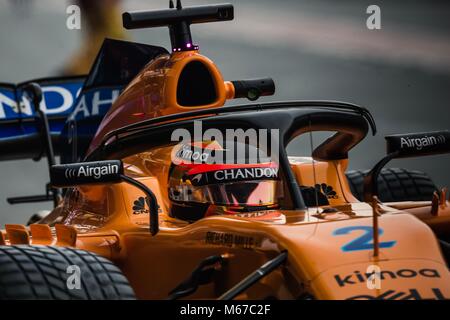 Barcellona, Spagna. 01 Mar, 2018. STOFFEL VANDOORNE (BEL) nella sua McLaren MCL33 al pit-stop al giorno quattro di un test di Formula Uno al Circuit de Catalunya Credito: Matthias Oesterle/Alamy Live News Foto Stock