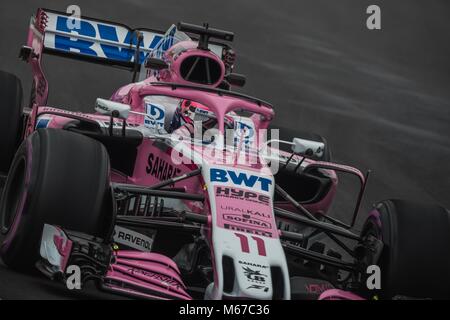 Barcellona, Spagna. 01 Mar, 2018. SERGIO PEREZ (MEX) unità nella sua Force India VJM11 durante il giorno quattro di un test di Formula Uno al Circuit de Catalunya Credito: Matthias Oesterle/Alamy Live News Foto Stock