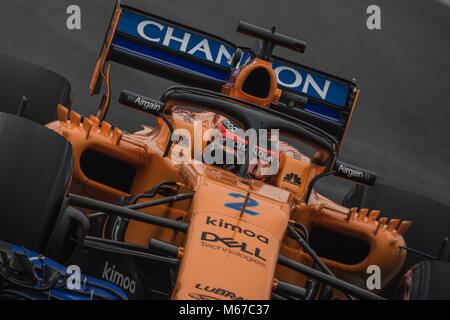 Barcellona, Spagna. 01 Mar, 2018. STOFFEL VANDOORNE (BEL) unità nella sua McLaren MCL33 durante il giorno quattro di un test di Formula Uno al Circuit de Catalunya Credito: Matthias Oesterle/Alamy Live News Foto Stock