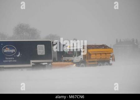 Londra, Regno Unito. 1 Marzo 2018: Gritting carrello recante grinta durante la neve caduta su Blackheath comune. La 'Bestia da Est' e tempesta Emma hanno portato il freddo e la neve pesante per il Regno Unito. Credito: Claire Doherty/Alamy Live News Foto Stock