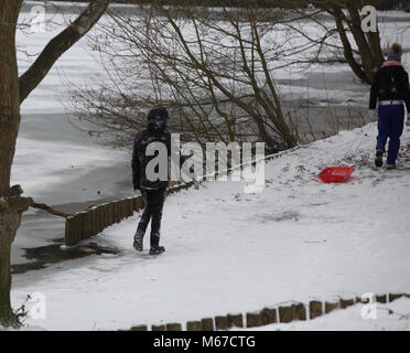 Keston, UK. 1 Mar, 2018. Regno Unito Meteo:le persone camminare intorno al laghetto congelato in Keston come il Siberiano freddo meteo prosegue con temperature non dovrebbe salire al di sopra di -1C oggi e più neve è previsione©Keith Larby/Alamy Live News Credito: Keith Larby/Alamy Live News Foto Stock