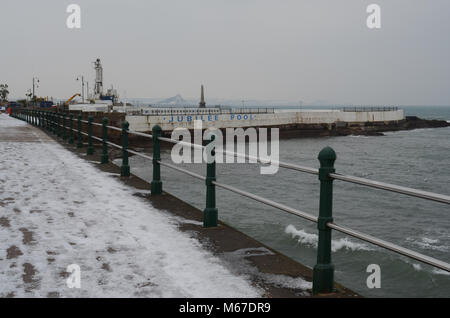 Penzance. 1 Mar, 2018. Regno Unito: Meteo Cornwall, spesso il paese della contea più caldi, è stato in stato di shock con la combinazione della Bestia da est e tempesta Emma. Credito: Lucy Piper/Alamy Live News Foto Stock