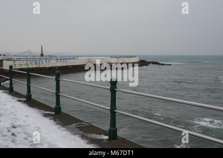 Penzance. 1 Mar, 2018. Regno Unito: Meteo Cornwall, spesso il paese della contea più caldi, è stato in stato di shock con la combinazione della Bestia da est e tempesta Emma. Credito: Lucy Piper/Alamy Live News Foto Stock