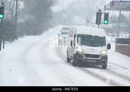 Il cosiddetto 'Bestia da est' soffia nel sud ovest del Regno Unito portando la nevicata causando gravi interruzioni di viaggio Foto Stock