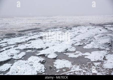 Il cosiddetto 'Bestia da est' soffia nel sud ovest del Regno Unito portando la nevicata causando gravi interruzioni di viaggio Foto Stock