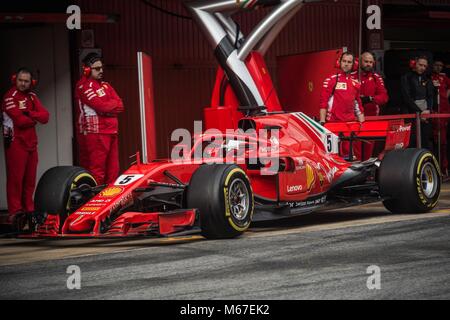 Barcellona, Spagna. 1 Mar, 2018. SEBASTIAN VETTEL (GER) nella sua Ferrari SF-71H al pit-stop al giorno quattro di un test di Formula Uno al Circuit de Catalunya Credito: Matthias Oesterle/Alamy Live News Foto Stock