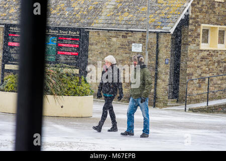 Looe, Cornwall, Regno Unito 01/03/2018. La gente fuori e circa nella città di Looe come tempesta Emma porta Blizzard simili condizioni non si vede in quasi quarant'anni. Credito: James Pearce/Alamy Live News Foto Stock