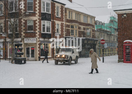 Sidmouth, Devon, 1 Marzo 18 Market Place in Sidmouth centro città inquanto Bestia da Est incontra tempesta Emma oltre a sud ovest dell'Inghilterra. Devon e Cornwall aspettano di diversi centimetri di neve nelle prossime ore. La neve è una grande rareity sulla costa del Devon - Sidmouth ha avuto nessuno poiché l'inverno 2010/11. Foto centrali/Alamy Live News Foto Stock