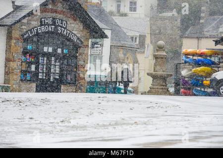 Looe, Cornwall, Regno Unito 01/03/2018. La gente fuori e circa nella città di Looe come tempesta Emma porta Blizzard simili condizioni non si vede in quasi quarant'anni. Credito: James Pearce/Alamy Live News Foto Stock