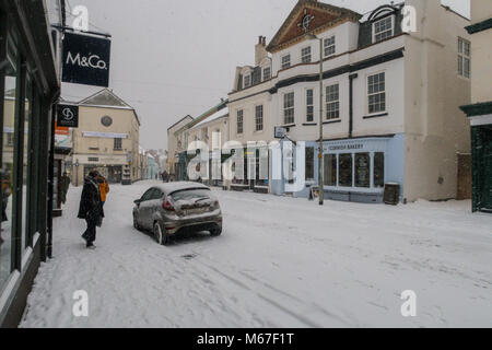 Sidmouth, Devon, 1 Marzo 18 High Street a Sidmouth centro città inquanto Bestia da Est incontra tempesta Emma oltre a sud ovest dell'Inghilterra. Devon e Cornwall aspettano di diversi centimetri di neve nelle prossime ore. La neve è una grande rareity sulla costa del Devon - Sidmouth ha avuto nessuno poiché l'inverno 2010/11. Foto centrali/Alamy Live News Foto Stock